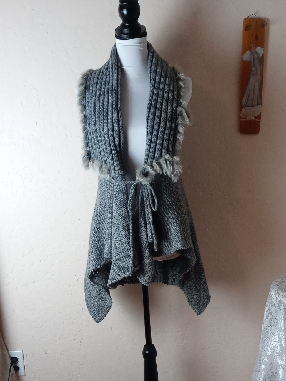 Chaudry KC Gray Knit Open-Front Women's Sweater Vest with Faux Fur Trim